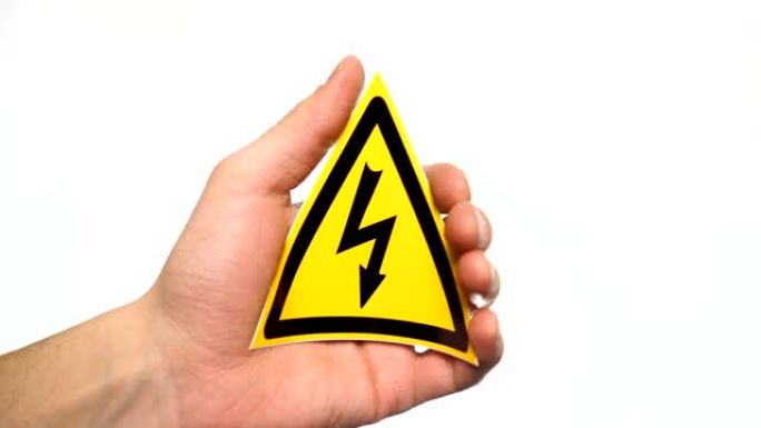 电气危险高压标志隔离在白色上。男性手显示警告标志