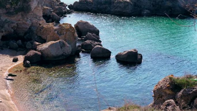 克里米亚有岩石的神奇野生海湾
