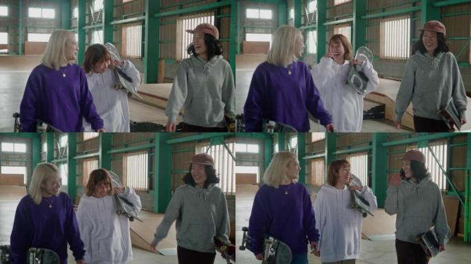 三名日本女滑板手在滑板场边走边笑