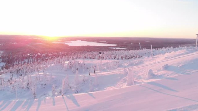 滑雪坡上明亮的冬季日出