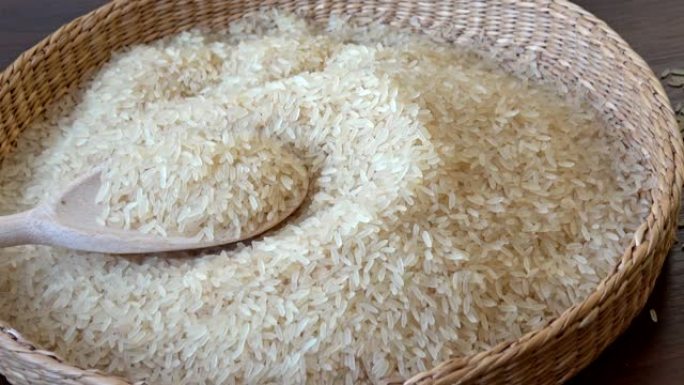 篮子里的白米饭。有机食品大米。