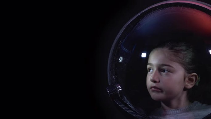 勇敢美丽的小女孩宇航员戴着太空头盔看着相机