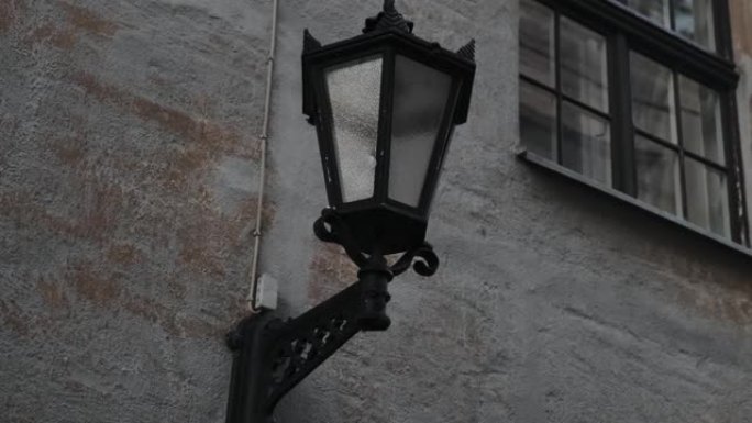 老式路灯没有在城市街道的石墙中点亮。
