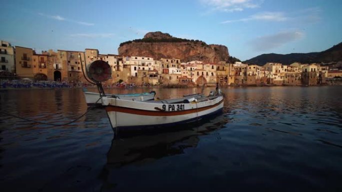 意大利西西里岛切法卢的木制渔船。