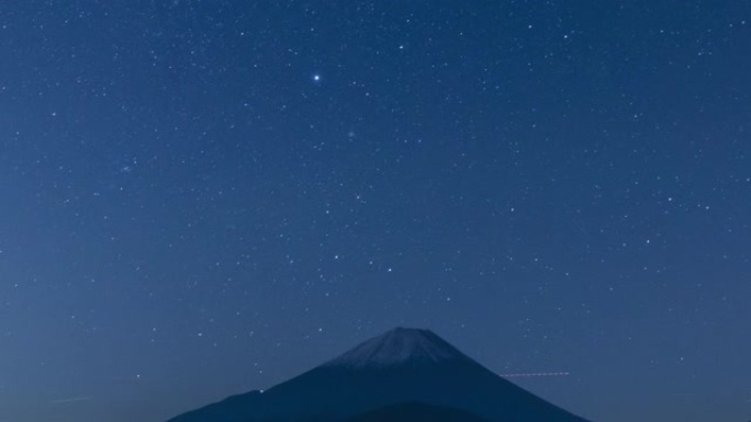 日本山梨县庄子湖富士山上空晴朗夜空的延时镜头