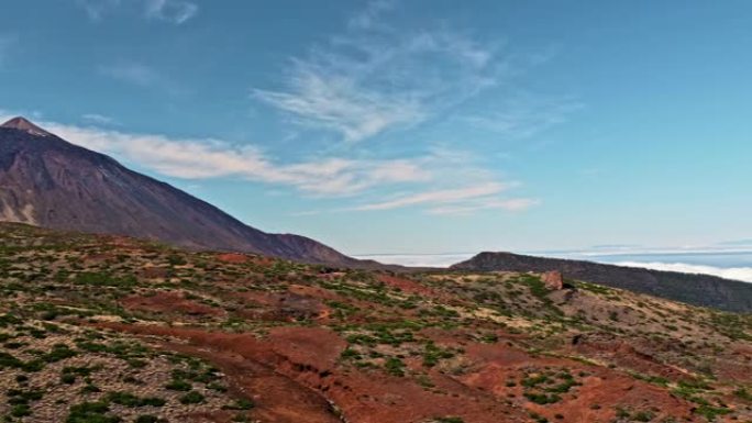 全景，高过云层。西班牙加那利群岛特内里费岛泰德火山国家公园的山峰。高地景观