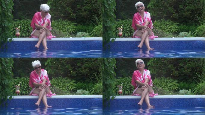 视频肖像高级女子独自在游泳池里