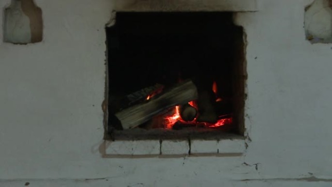 传统的俄罗斯烤箱，在木头上烹饪 ..