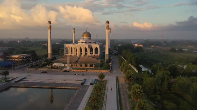 泰国宋卡哈泰市宋卡中央清真寺的空中无人机日出场景
