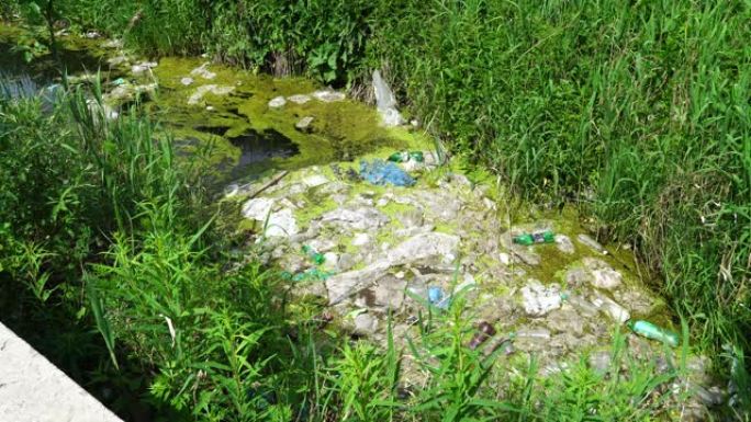 环境污染生态问题概念。漂浮在河里的塑料袋、瓶子、垃圾和垃圾。像垃圾一样扔进河里的塑料瓶。水资源的生态