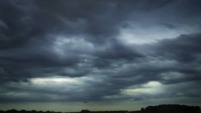深灰色的暴风云。全球变暖效应黑色雷暴戏剧性雨云戏剧性天空。光线穿过云层。循环云背景。