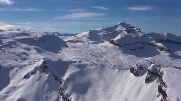 法国阿尔卑斯山滑雪者的航拍