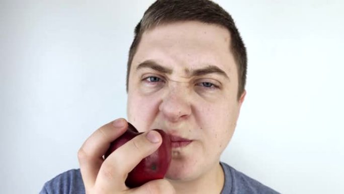 一个人咬了一个苹果，牙龈里流出了血。牙龈出血，牙龈炎，牙周炎和牙周病的症状。
