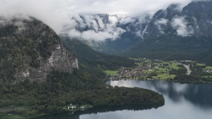 夏季下雨天著名的Obertraun山村的风景