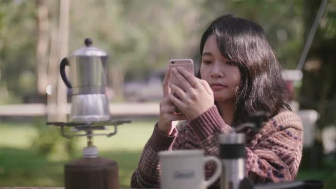 年轻女子用智能手机给她的咖啡机拍照。
