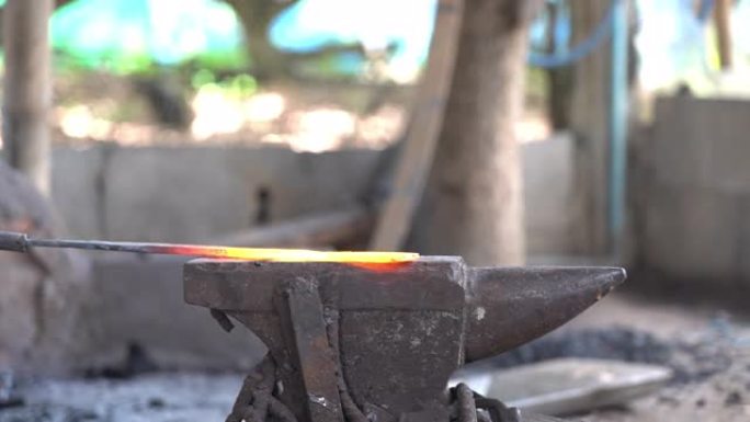 4k录像铁匠慢动作敲击铁砧上的铁锤