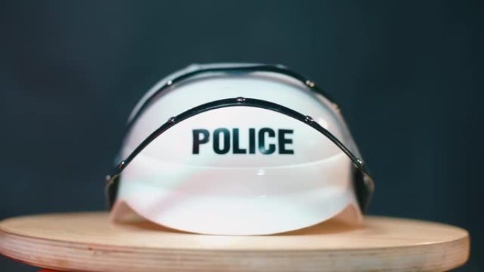 木架上警察头盔的特写镜头。