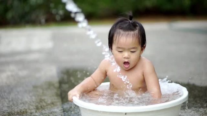 白色浴缸里的亚洲婴儿淋浴和户外在家的幸福