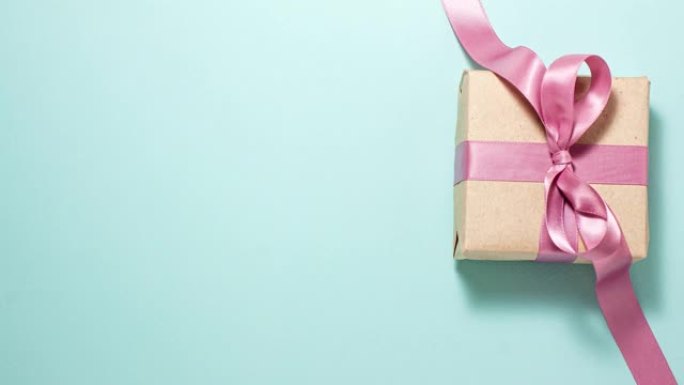 礼品概念。纸质礼物盒子，上面有粉色丝带蝴蝶结，蓝色有复印空间