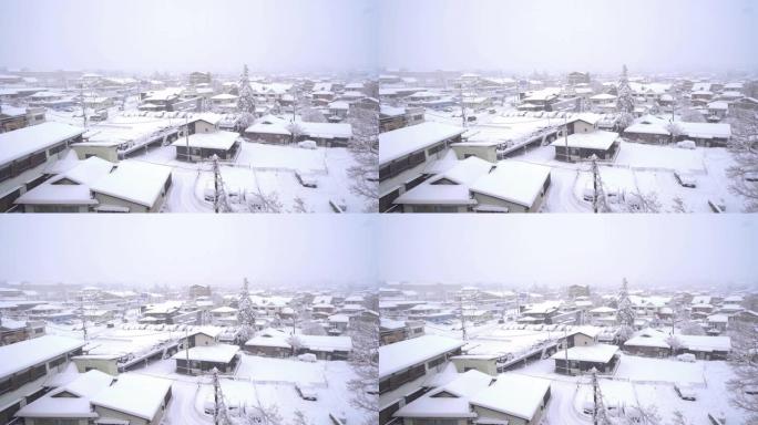 在冬季，日本城市山梨市川口町藤吉田町白雪的房屋或建筑物。建筑景观背景。