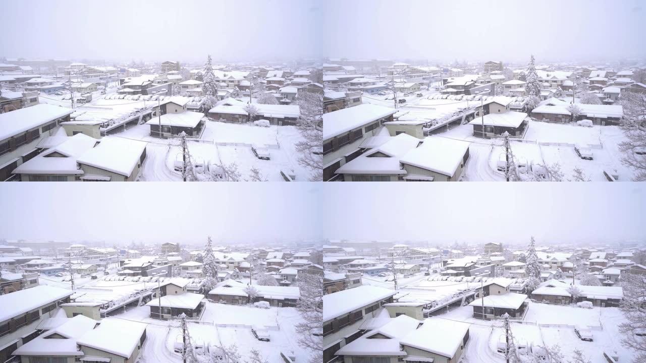 在冬季，日本城市山梨市川口町藤吉田町白雪的房屋或建筑物。建筑景观背景。