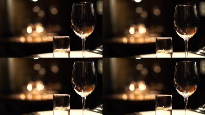 酒杯在黑暗奢华的氛围中设置