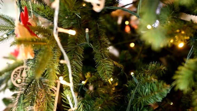 圣诞树装饰着闪闪发光的圣诞树玩具和闪亮的灯光。新年心情。