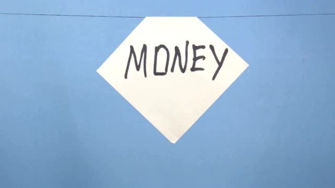 燃烧和吸烟的白色纸，蓝色背景上有黑色题词 “钱”