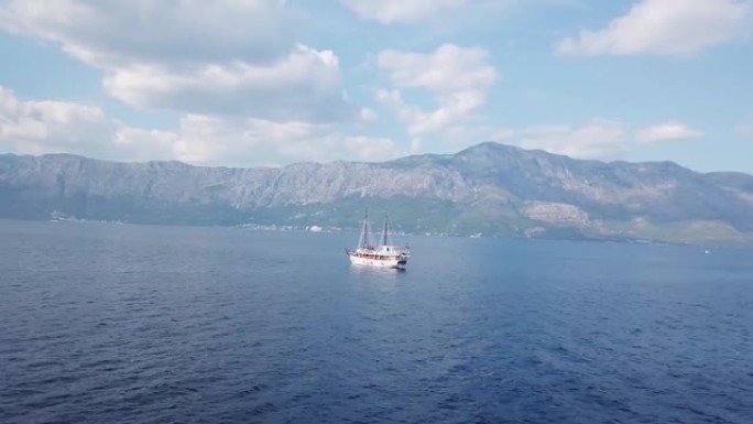 独自在海上盘旋的无人驾驶飞机拍摄了一艘停泊的帆船