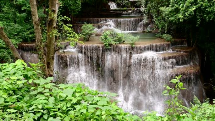 美丽的瀑布是泰国北碧府的华美卡明。