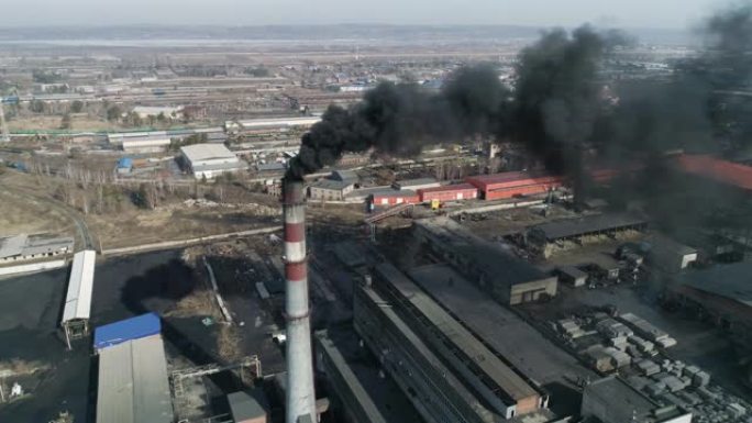 烟囱燃煤电厂冒出黑烟云。4K