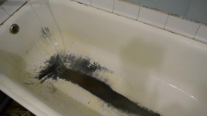 非常老生锈的破旧浴室特写。剥落白色的浴缸