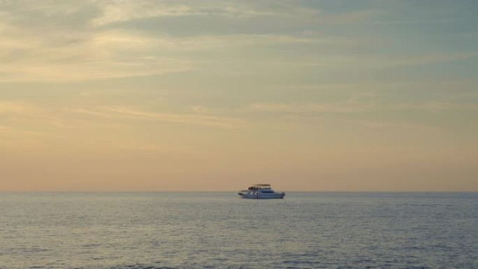 一艘带人的两层甲板小船漂浮在平静的海面上