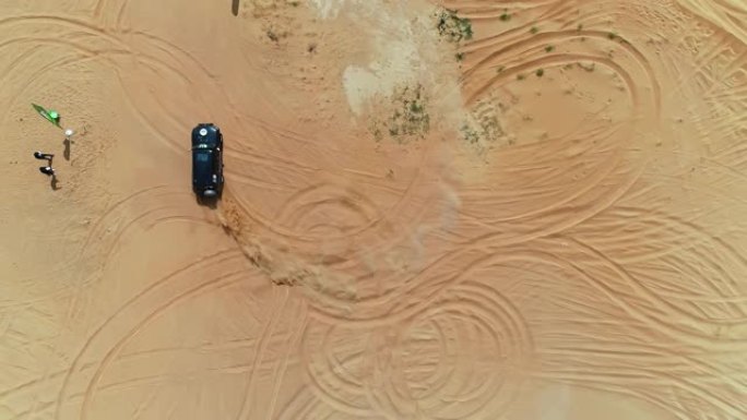 阿拉伯沙漠深处4x4越野车沙丘扑打的美丽空中无人机视图