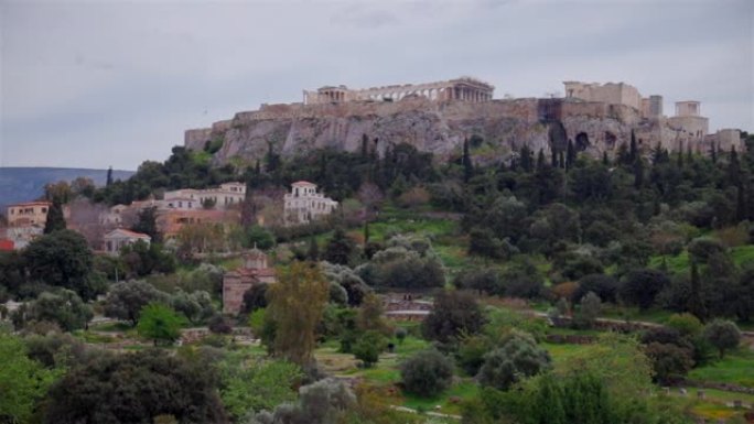来自雅典的希腊集市，可以看到希腊伯罗奔尼的雅典卫城
