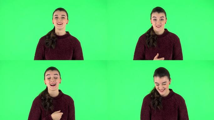 女孩仔细听着，然后大笑起来。绿屏