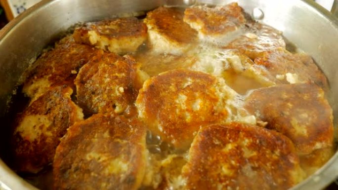 自制的鱼肉在大锅中煮沸，为逾越节晚餐做饭