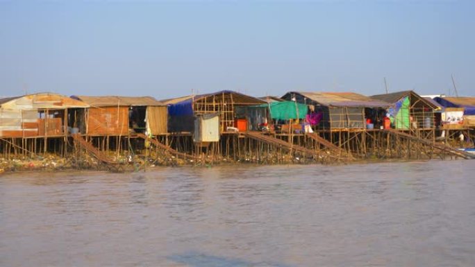 柬埔寨暹粒洞里萨湖景观。