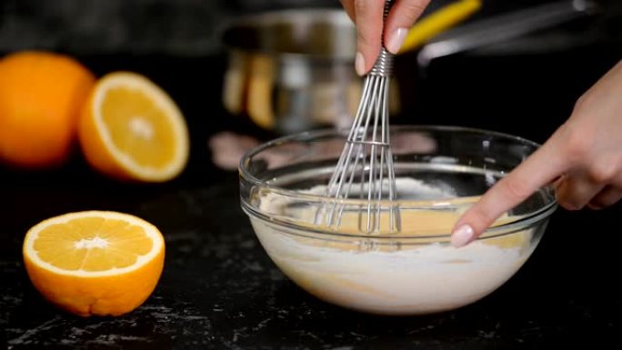 厨师搅拌橙色奶油。