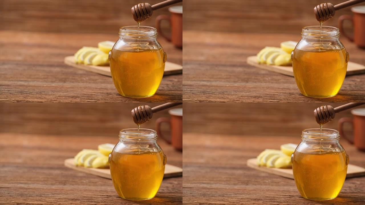 电影-蜂蜜和蜂蜜一起倒入罐子里。