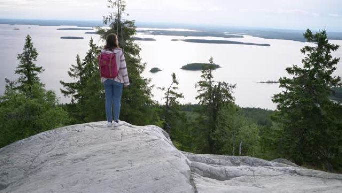女人在努伊斯基奥国家公园的岩石上行走，可以看到湖景