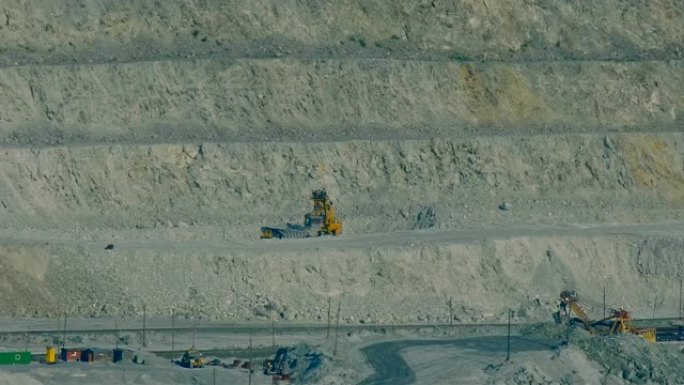挖掘机在石棉露天采石场壁架上运行
