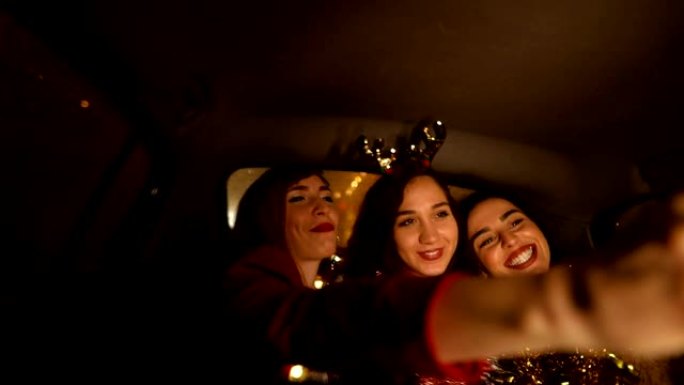快乐的女性朋友在Uber的后座上自拍
