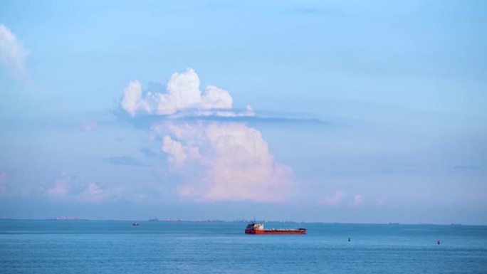 令人叹为观止的seascpe，背景是蓝色多云的天空上的红色帆船，水上运输概念。射。夏季晴天海上地平线