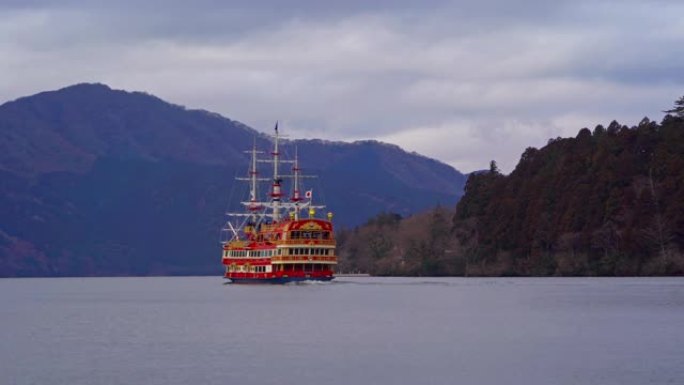 箱根海盗船或船，位于日本神奈川县箱根旧城的箱根镇平和鸟居与湖。建筑景观背景。