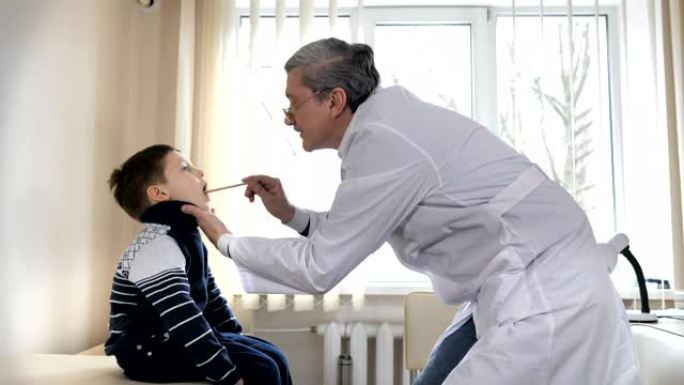 儿童医生在医院检查小男孩