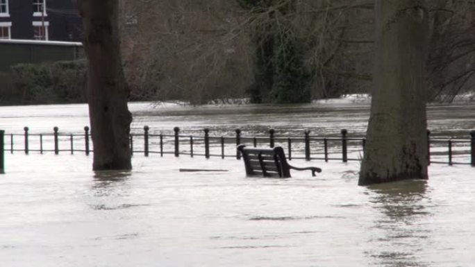 塞文河冲破河岸时，什罗普郡什鲁斯伯里的洪水创纪录。房屋被洪水淹没，人们被困。紧急情况