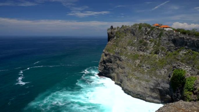 海浪在火山岩石海岸上飞溅