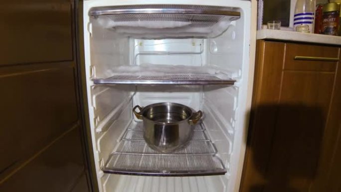冷冻冰冰箱。除霜。4K。
