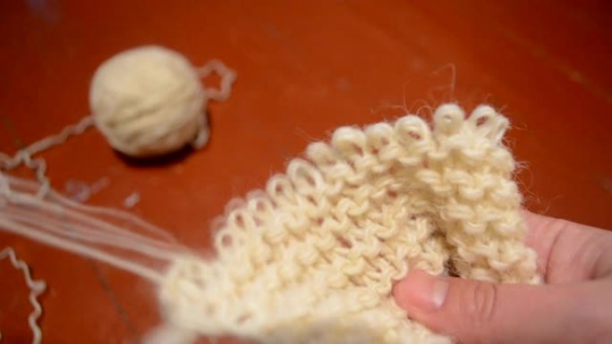 解开用羊毛线编织的织物
